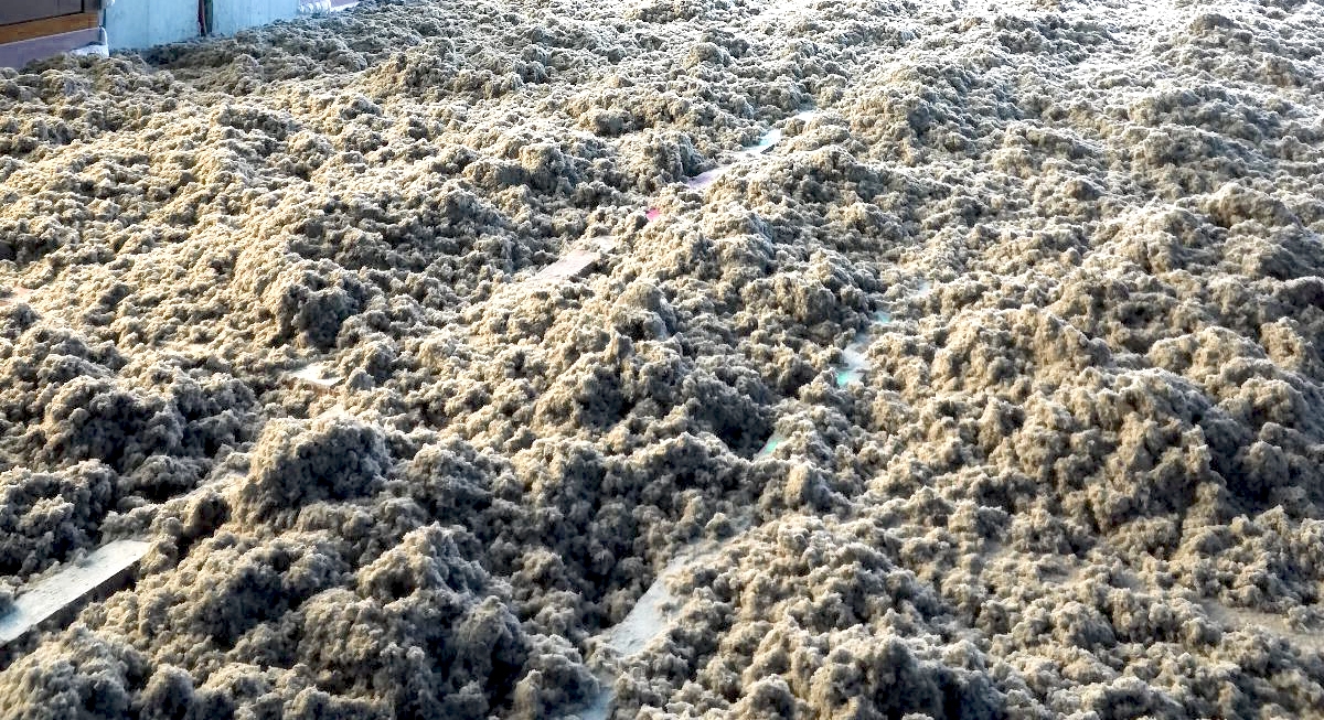 cellulóz szigetelés a földre fújva tömörítés előtt