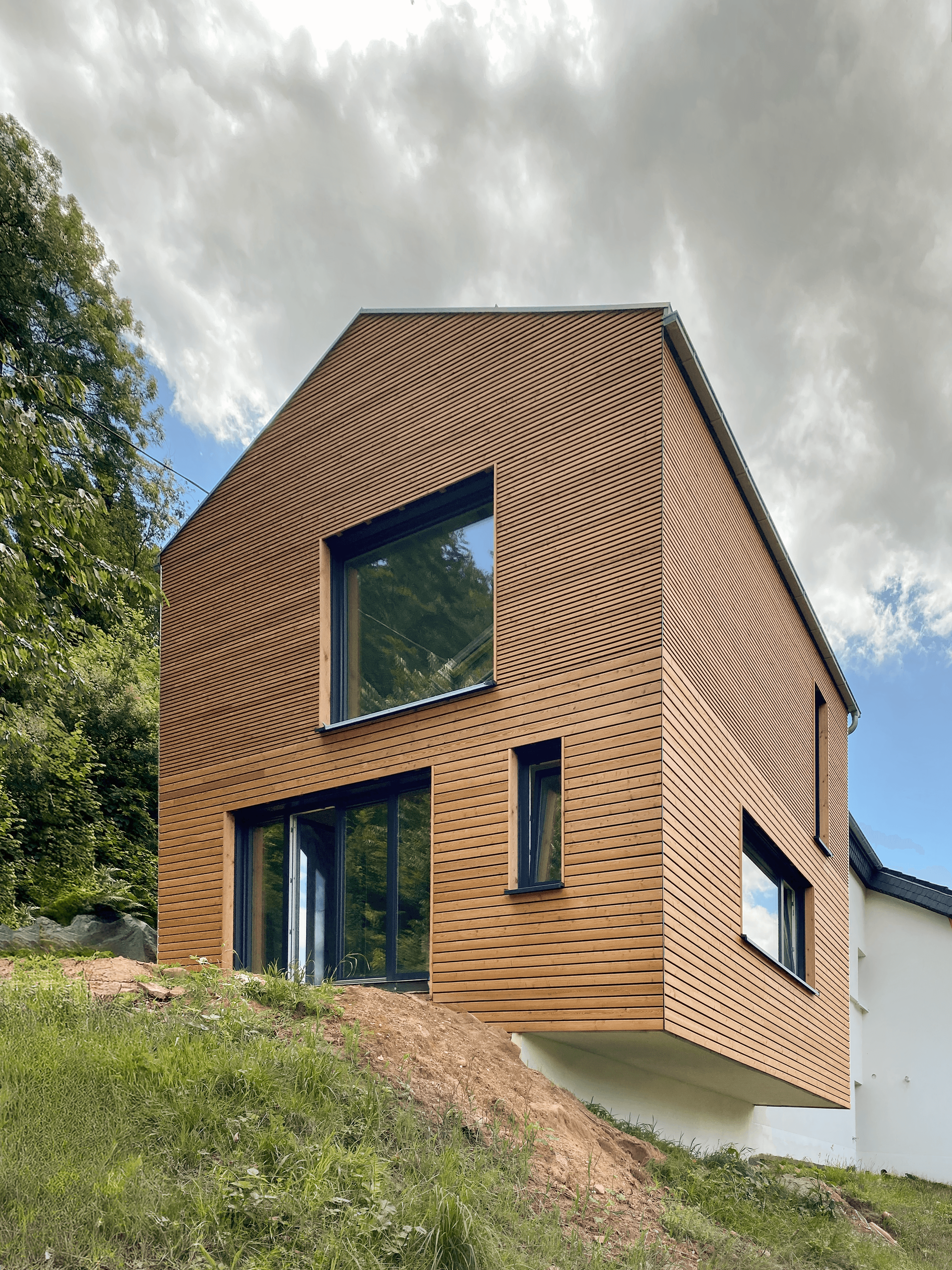 This Equinox project revolves around the dynamic revitalisation and spatial reconfiguration of a family residence constructed in 1973.